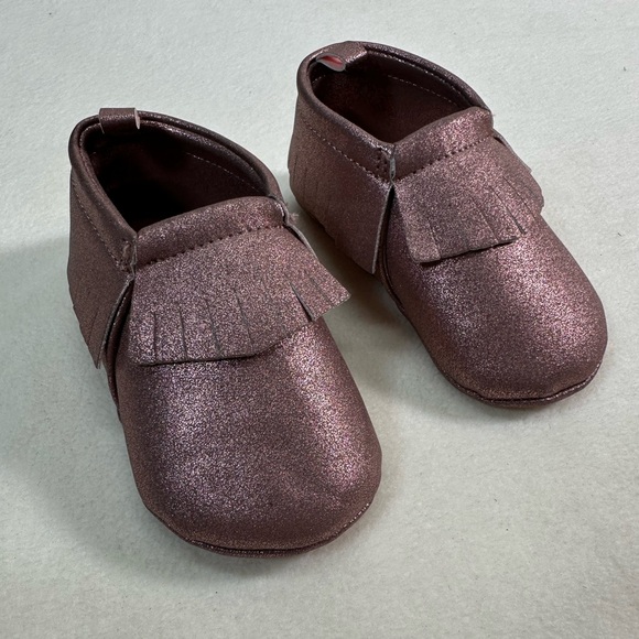 NWOT Baby Girl Rose Gold Metallic Fringe Moccasins Size 9-12M - Picture 2 of 7